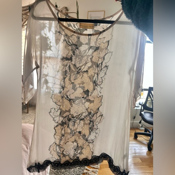 Love & Liberty 100% silk top size small - Picture 4 of 4